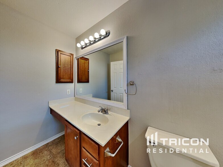 Building Photo - 10235 Shady Meadows