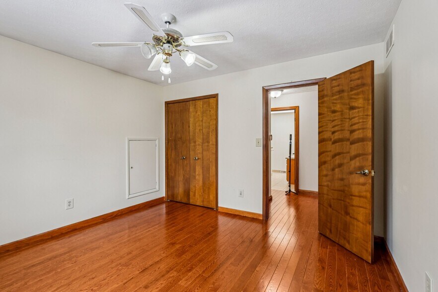 Building Photo - 6235 Sunnywood Dr