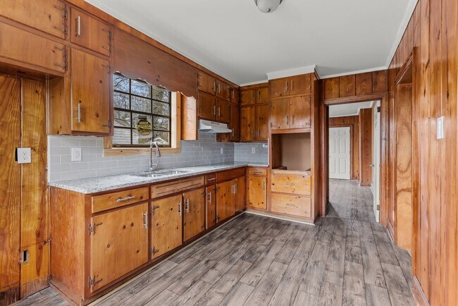 Building Photo - Charming & Newly Renovated 3 Bedroom 2 Bat...