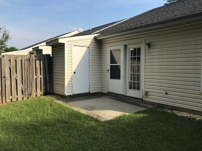 Building Photo - 2 Bedroom 2 Bath Townhouse