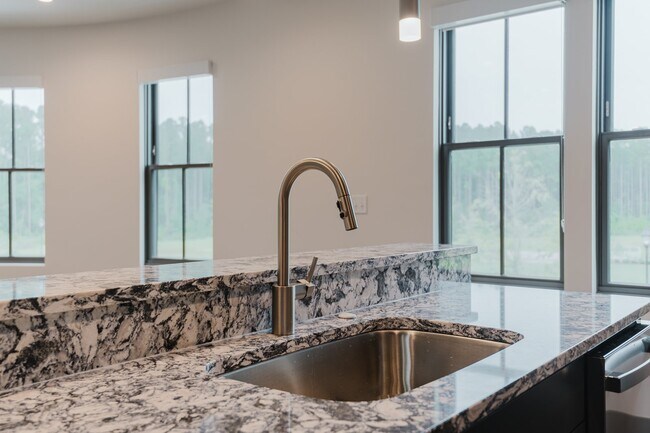 Building Photo - Spacious & Modern Two Bedroom Apartment! *...