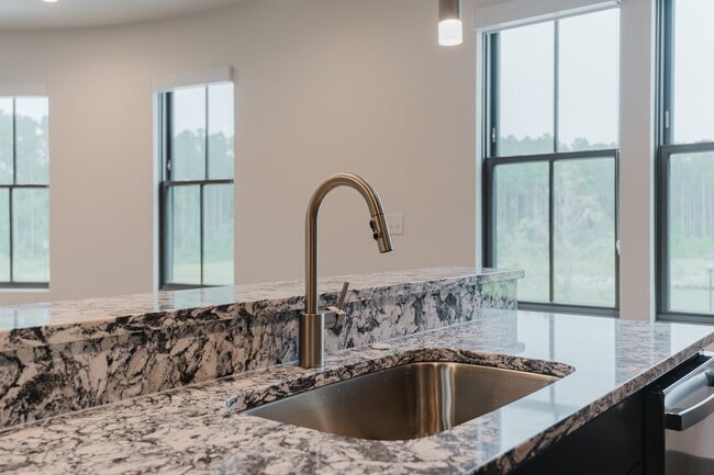 Building Photo - Spacious & Modern Two Bedroom Apartment!