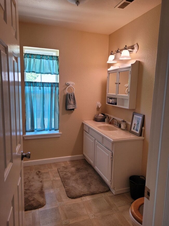 Building Photo - Beautiful 4BR/3Ba Home in Susanville CA  3420 Sq Feet