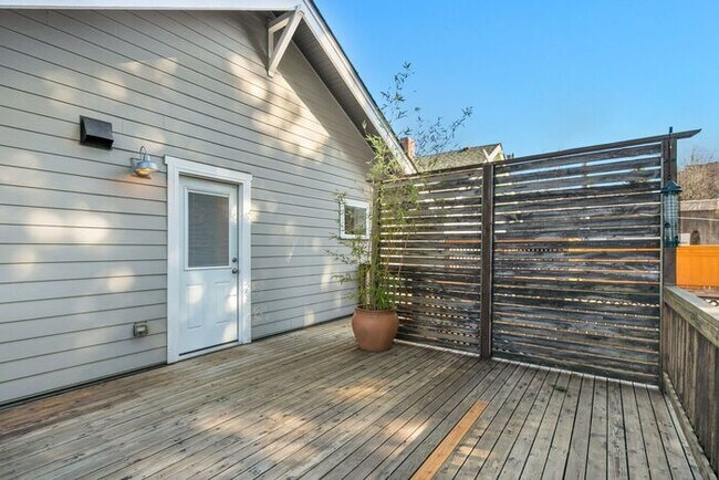 Building Photo - Gorgeous AIR CONDITIONED West Seattle Char...