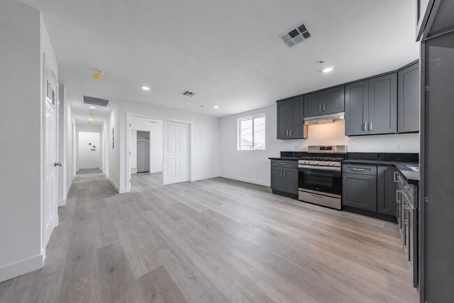 Building Photo - 1617 W 55th St