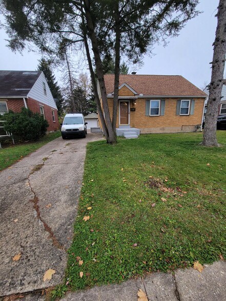 Primary Photo - 332 Ashwood Ave