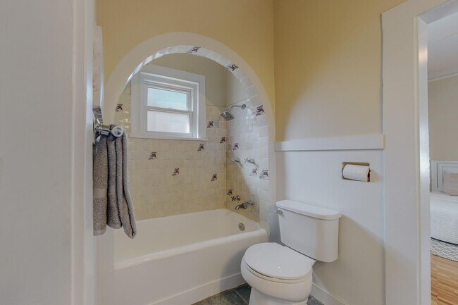 Building Photo - 1610 Las Lomas Rd NE