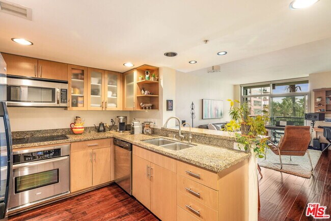 Building Photo - 13700 Marina Pointe Dr
