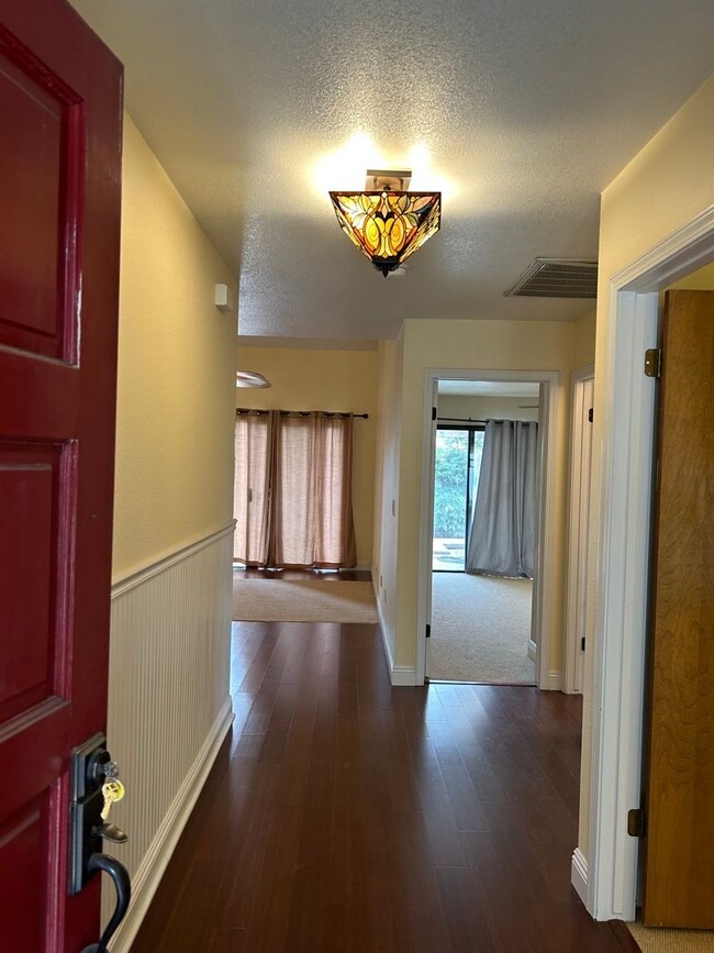 Building Photo - 3 bedroom 2 bathroom in central Visalia!