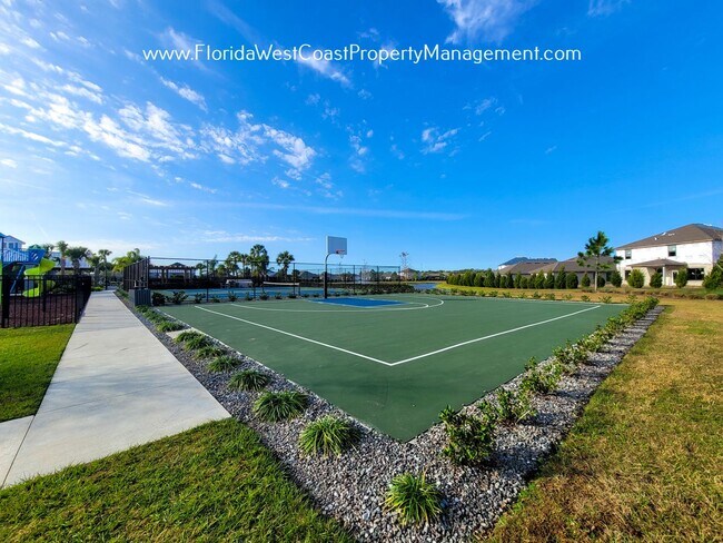 Building Photo - IMPRESSIVE  4 BED/3 BATH HOME WITH LARGE F...