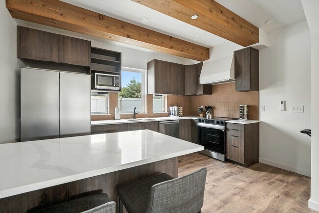 Building Photo - 925 NE 23rd Ave