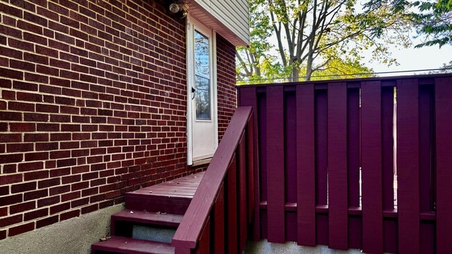 Building Photo - Spacious 3-Bed Townhome with Garage in Day...