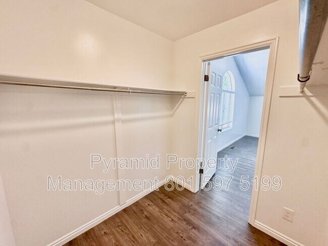 Building Photo - 1099 Shepard Ln
