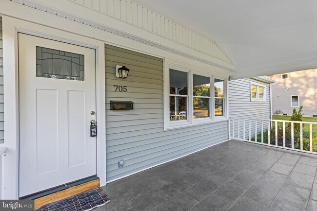 Building Photo - 705 Devon Rd