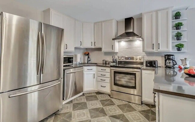 Building Photo - 515 E Huntingdon St