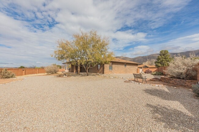 Building Photo - Charming 3 Bedroom 2 Bathroom - Spacious & Fenced Backyard