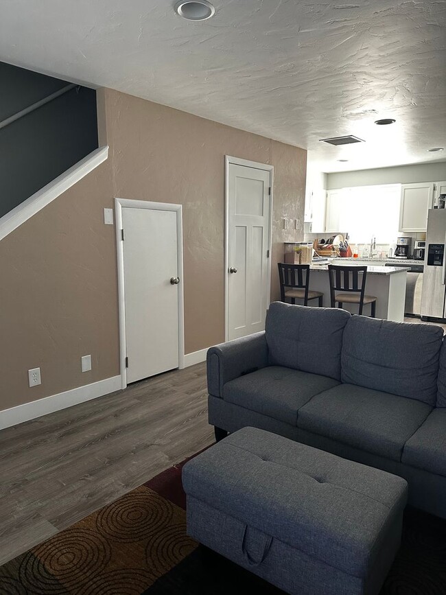 Building Photo - Beautifully Updated 2 Bed Townhome with Pool Access