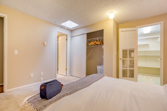 Building Photo - 13954 NE 60th Way