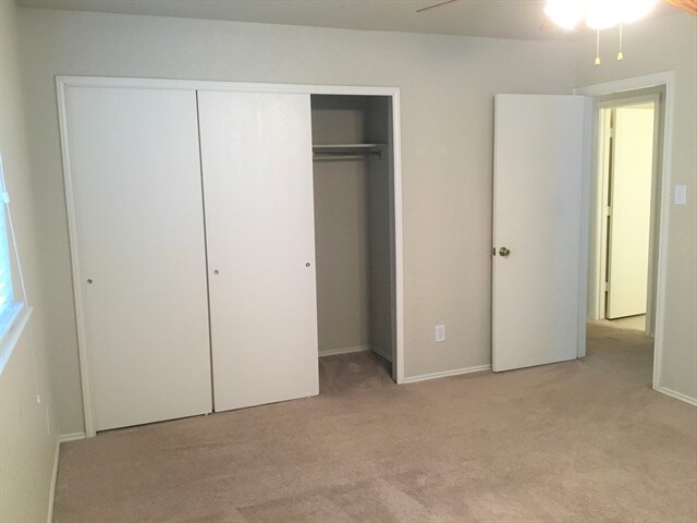 Building Photo - 10423 Manor Crk