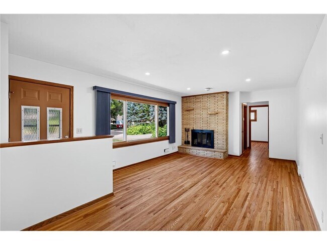 Building Photo - 6015 Aspen Rd
