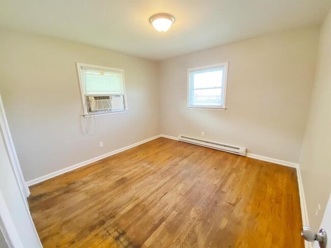 Building Photo - 819 Dana Pl