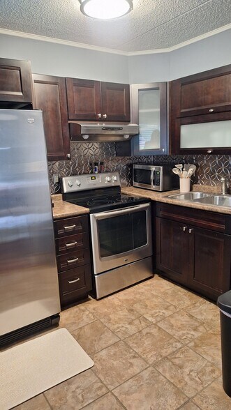 Full Size Fridge / Full Range - 2718 Painter Ave