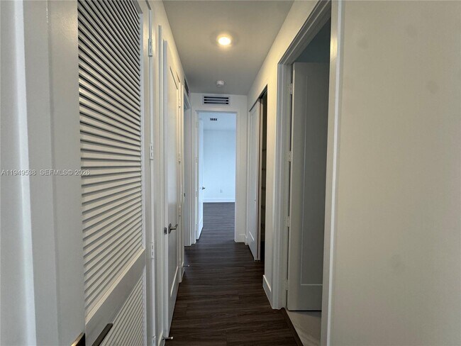 Building Photo - 19670 NE 14th Ct