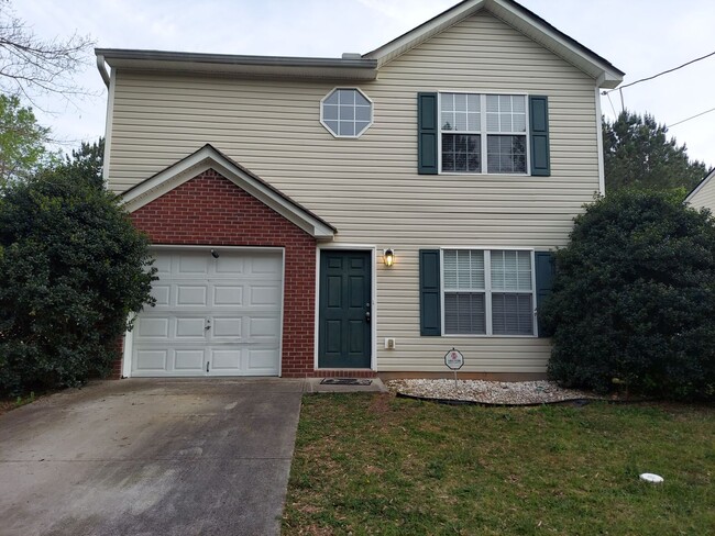 Building Photo - Spacious Home in Quiet Neighborhood