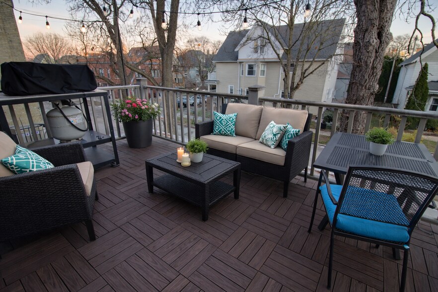 Front Deck - 1939 N Bartlett Ave