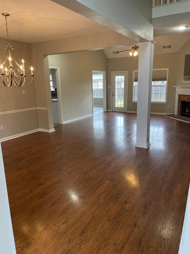 Building Photo - 4BR w/ Fenced Backyard + Garage in Lakeland