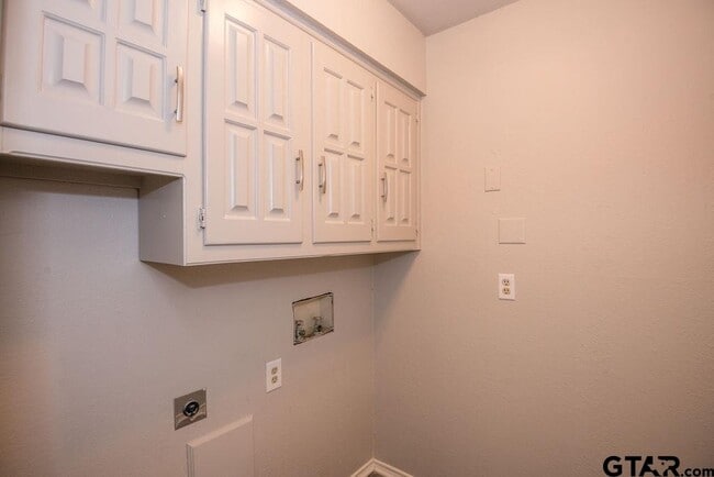 Building Photo - 5911 Hollytree Dr