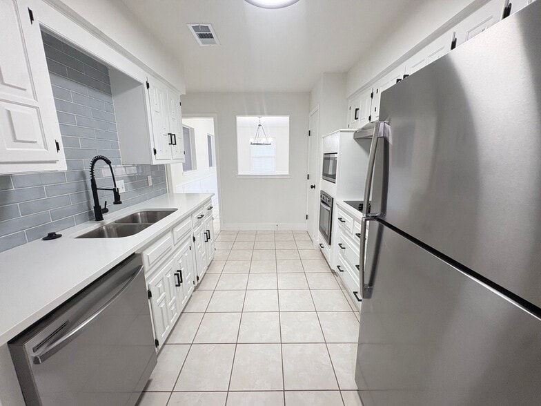 Building Photo - 3802 Roan Cir