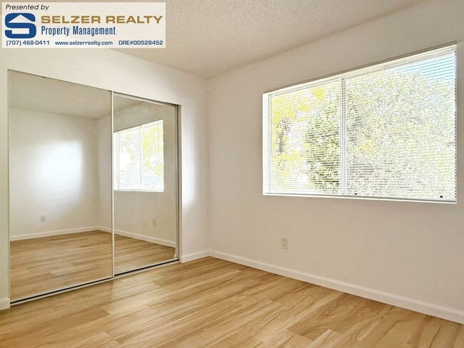 Building Photo - Newly updated & well-equipped 2 bd. duplex!