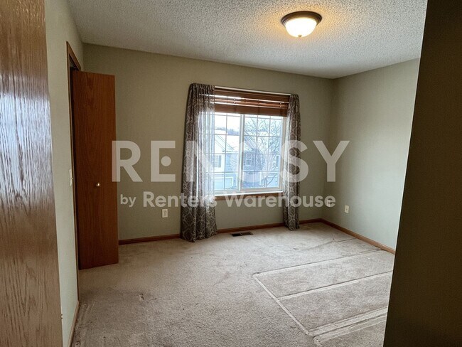 Building Photo - Available August 8 - 2 Bed/1.5 Bath Townhome in Prior Lake