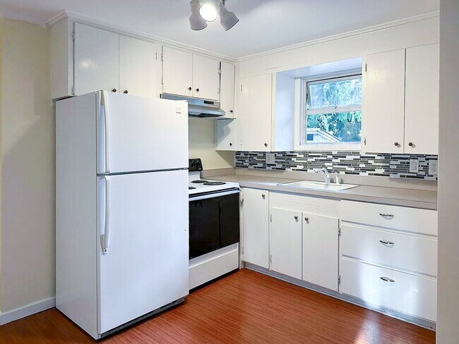 Building Photo - 523 Madison St