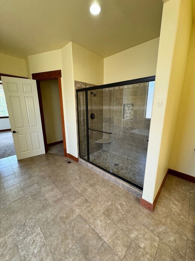 Building Photo - Stunning 4-Bedroom Home with Valley Views ...