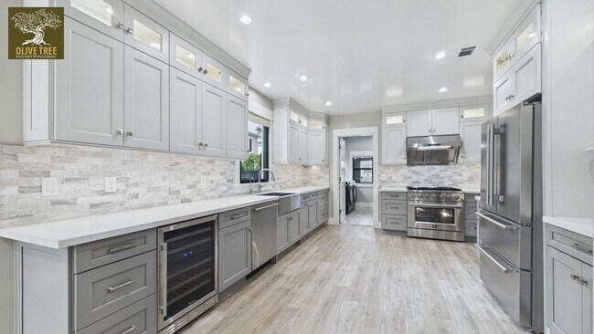 Building Photo - Luxury Ground-Level 2bed/2bath Unit | Fully Renovated | Walkable Pasadena Location