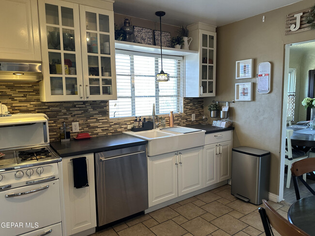 Building Photo - 3921 Pershing Dr