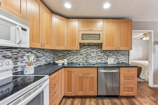 Building Photo - 1624 Aquarena Springs Dr