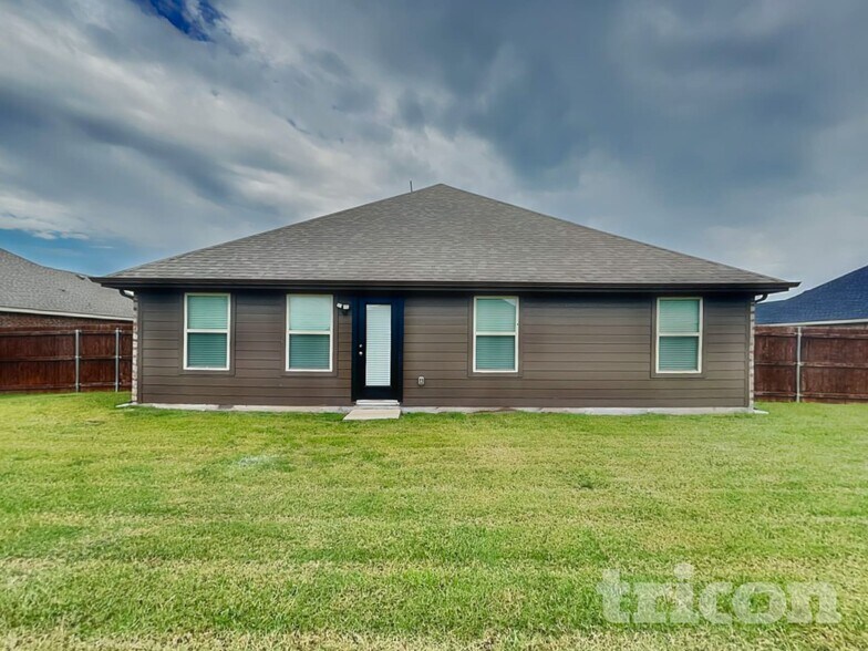 Building Photo - 636 Excelsior Dr