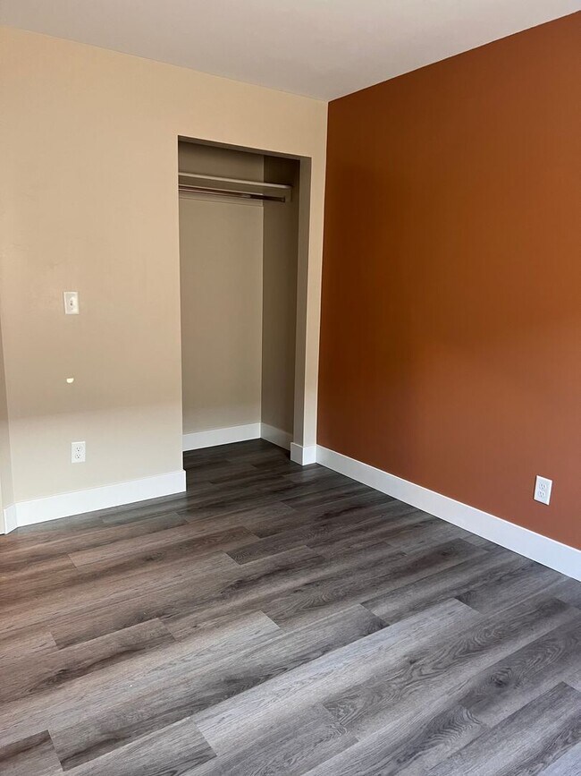 Building Photo - Clean & Modern 2 Bed, 1 Bath Apartment for Rent