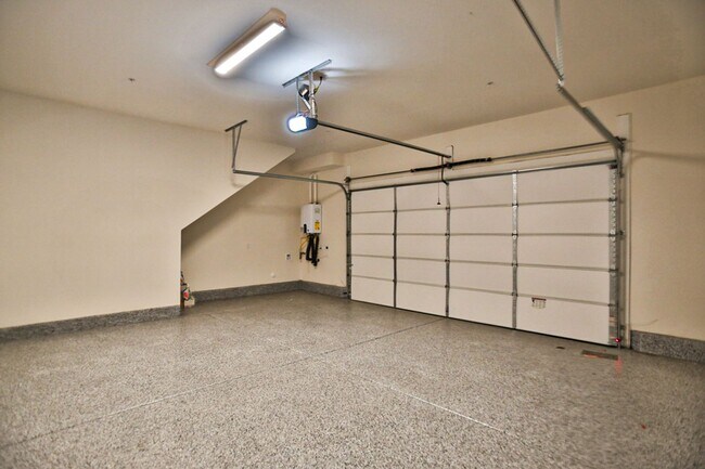 Building Photo - 5 Bedroom SFR in Irvine