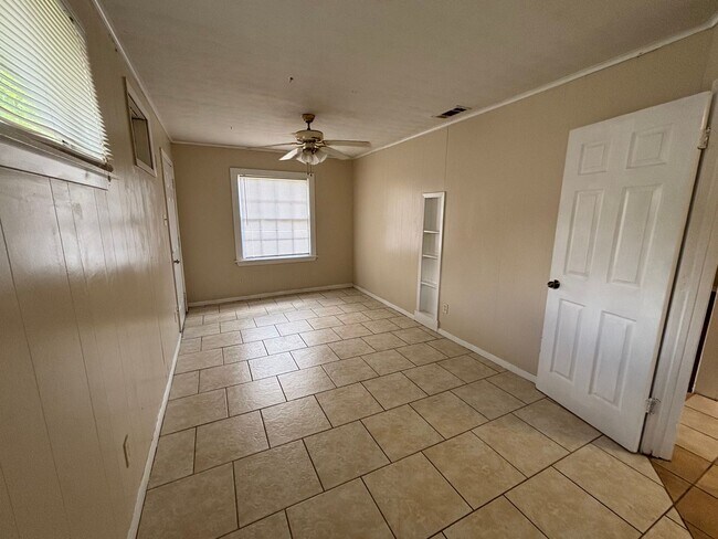 Building Photo - Lovely 4 Bedroom 1 Bath Home!