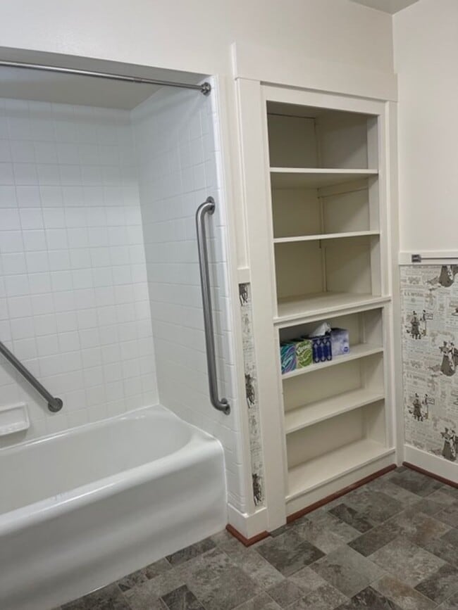 Building Photo - Spacious Craftsman Home