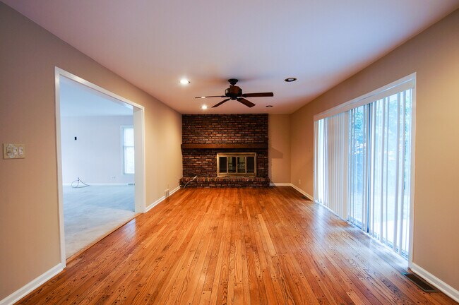 Building Photo - 3619 Bernay Dr