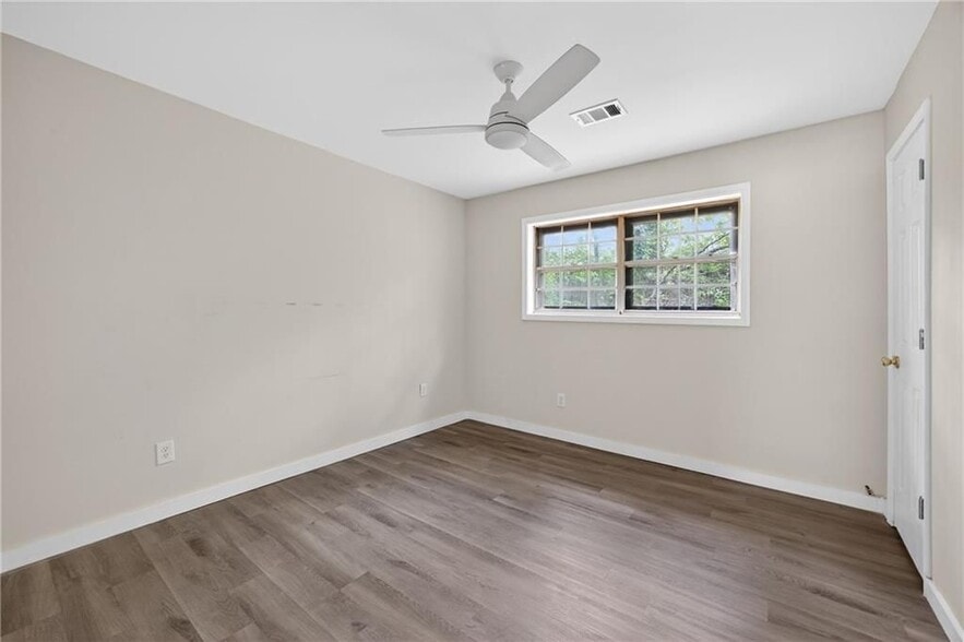 Building Photo - 6000 Mallory Rd