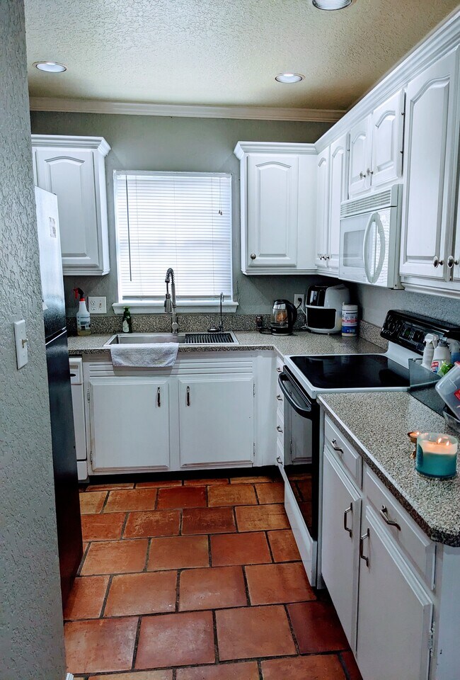 Building Photo - 1226 Villa Ln