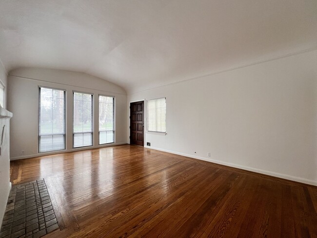 Building Photo - Classic Downtown Napa Duplex with Modern Upgrades and Across from Fuller Park