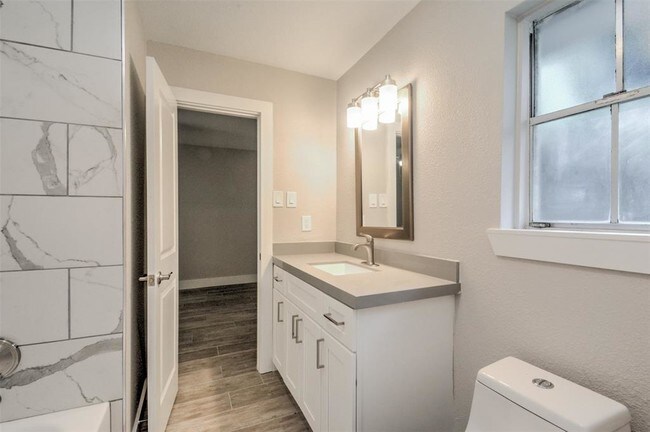 Building Photo - 915 Brook Forest Dr