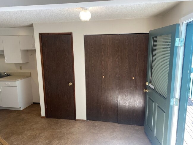 Building Photo - 3 bedroom 1.5 Bath Tandem Home!